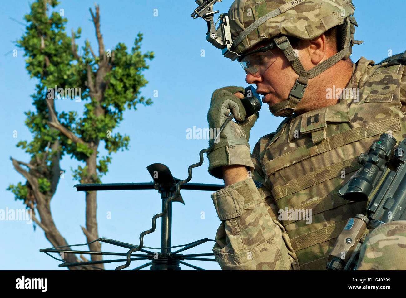 Soldat der US-Armee ruft für indirektes Feuer nach einem feindlichen Angriff. Stockfoto