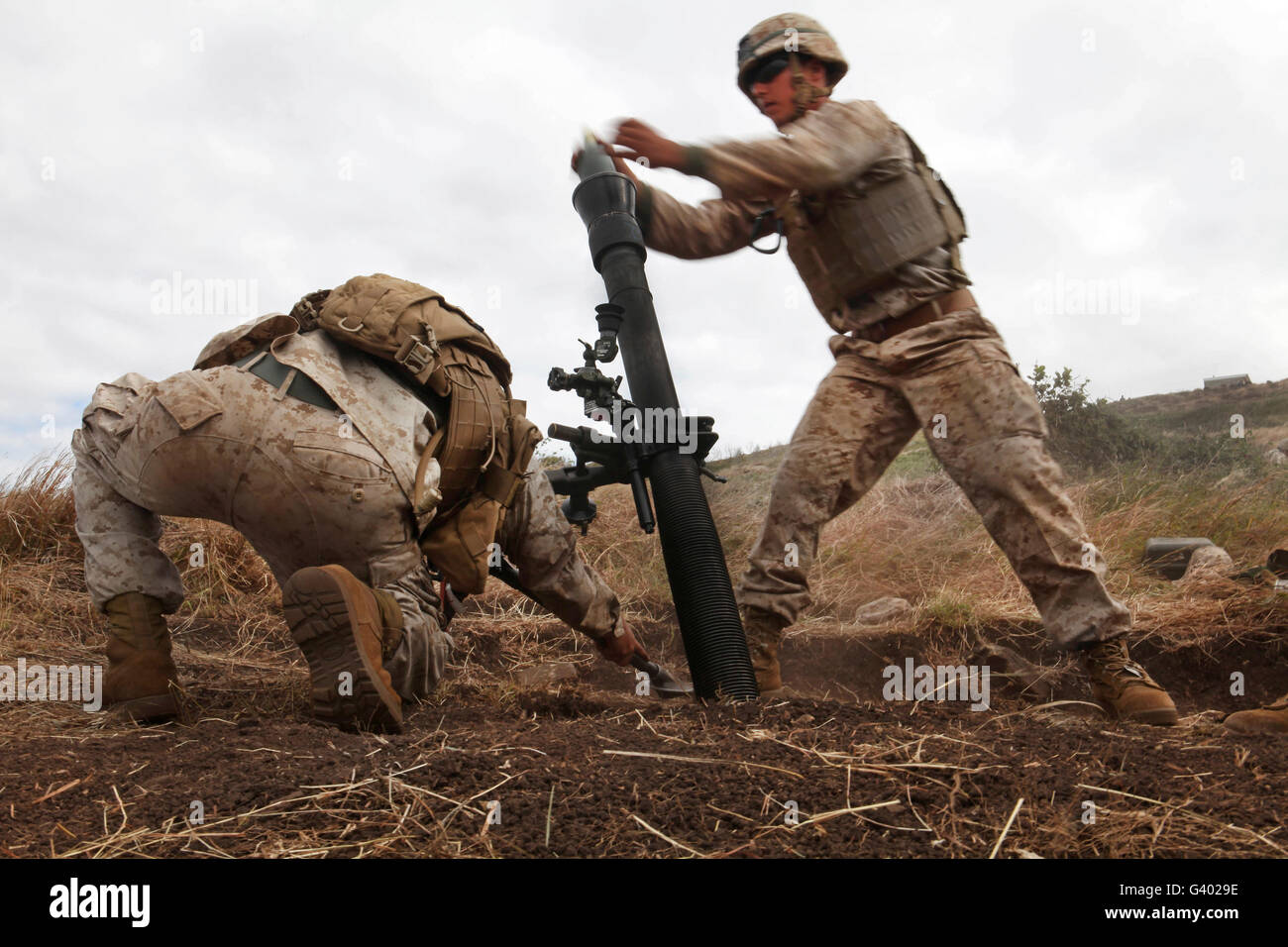 US-Marine fällt einen Mörser Runde in ein M252 81mm Mörser System. Stockfoto
