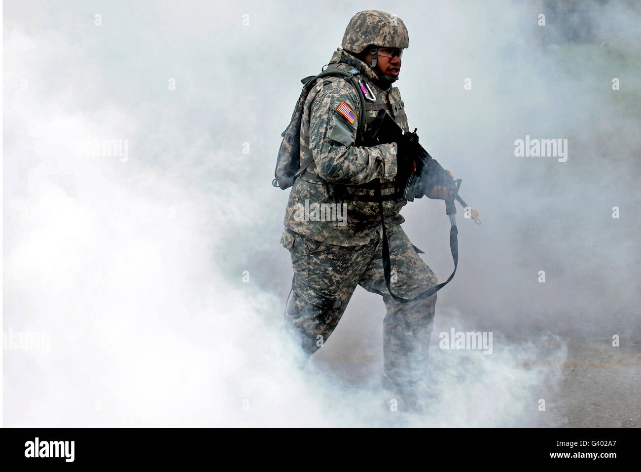 Ein Soldat Rennen durch eine Nebelwand während eines Angriffs. Stockfoto