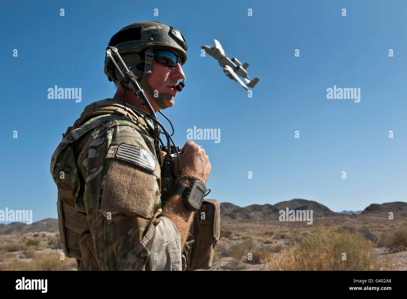 Eine gemeinsame Terminal Angriff Controller verwendet einen Radio mit Piloten der a-10 Thunderbolt II zu kommunizieren. Stockfoto Eine gemeinsame Terminal Angriff Controller verwendet einen Radio mit Piloten der a-10 Thunderbolt II zu kommunizieren. Stockfoto
