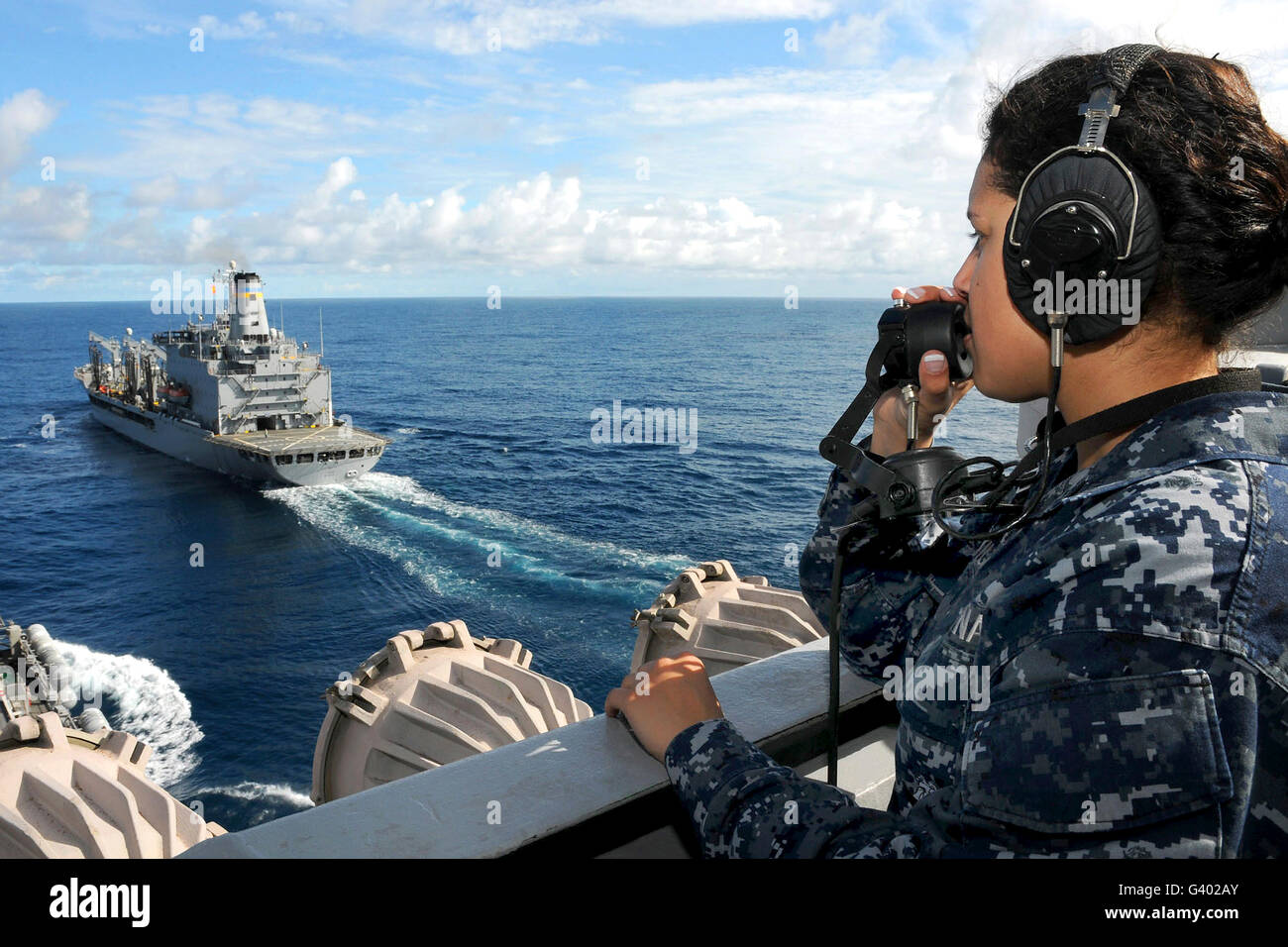Ein Seemann steht nach vorne Suche Uhr an Bord des Flugzeugträgers USS Ronald Reagan. Stockfoto