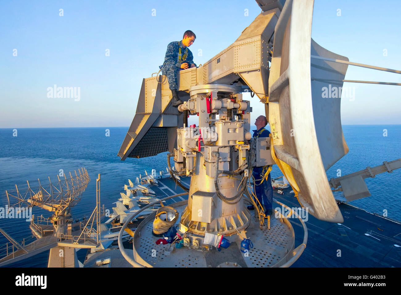 Techniker Wartungsarbeiten an dem SPN-43-Radar an Bord der USS John C. Stennis. Stockfoto