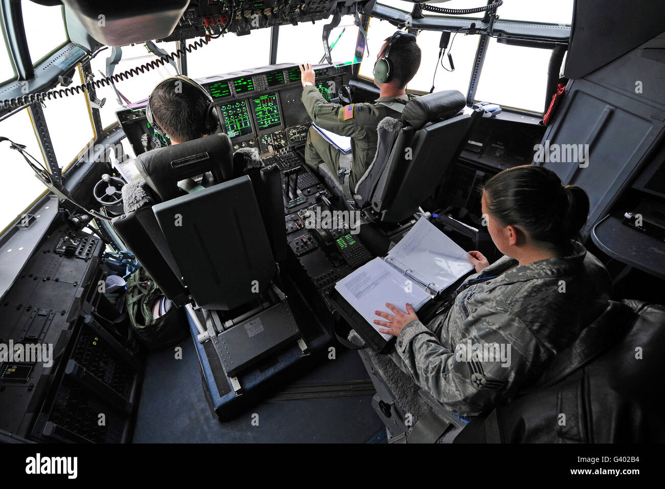 Besatzungen führen preflight Checklisten in einer C-130J Super Hercules vor dem Start. Stockfoto