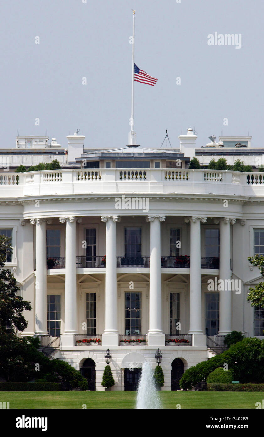 Die amerikanische Flagge fliegt auf Halbmast oben auf das Weiße Haus. Stockfoto