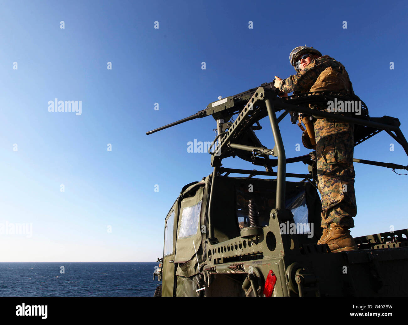 Eine MG-Schütze wird eine m-2.50 Kaliber Maschinengewehr auf einem Fahrzeug montiert. Stockfoto