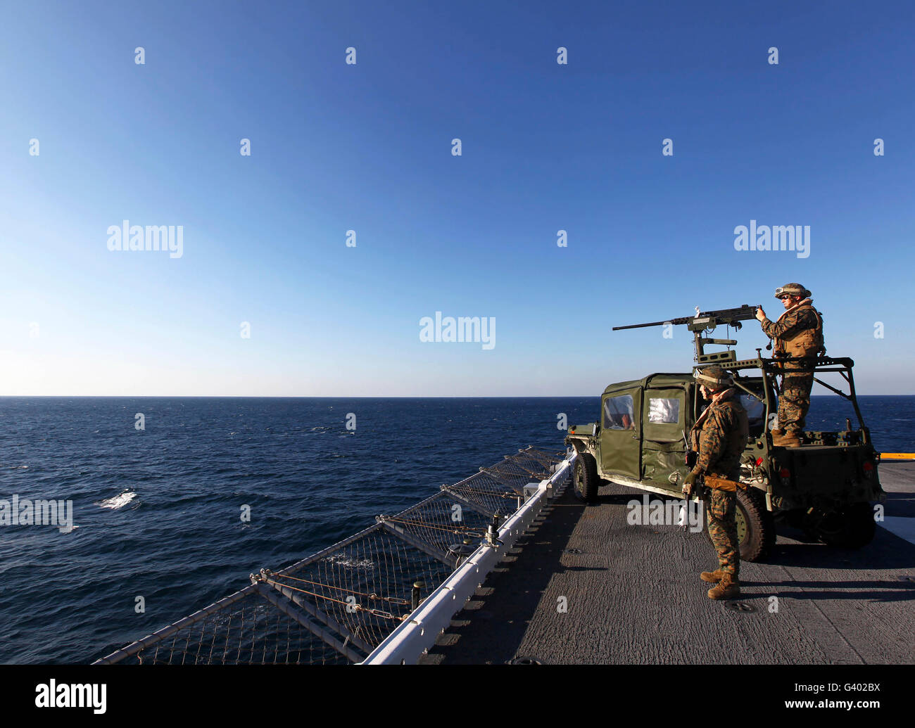 Marines bieten Verteidigung Sicherheit am Bug der USS Iwo Jima. Stockfoto