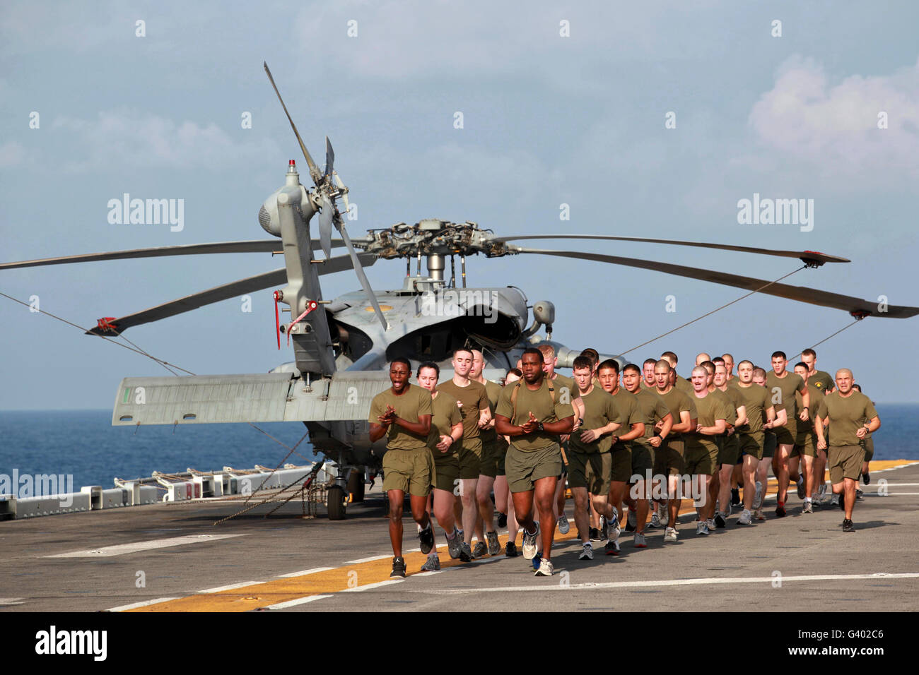 Marines und Matrosen führen an Bord USS Makin Island. Stockfoto