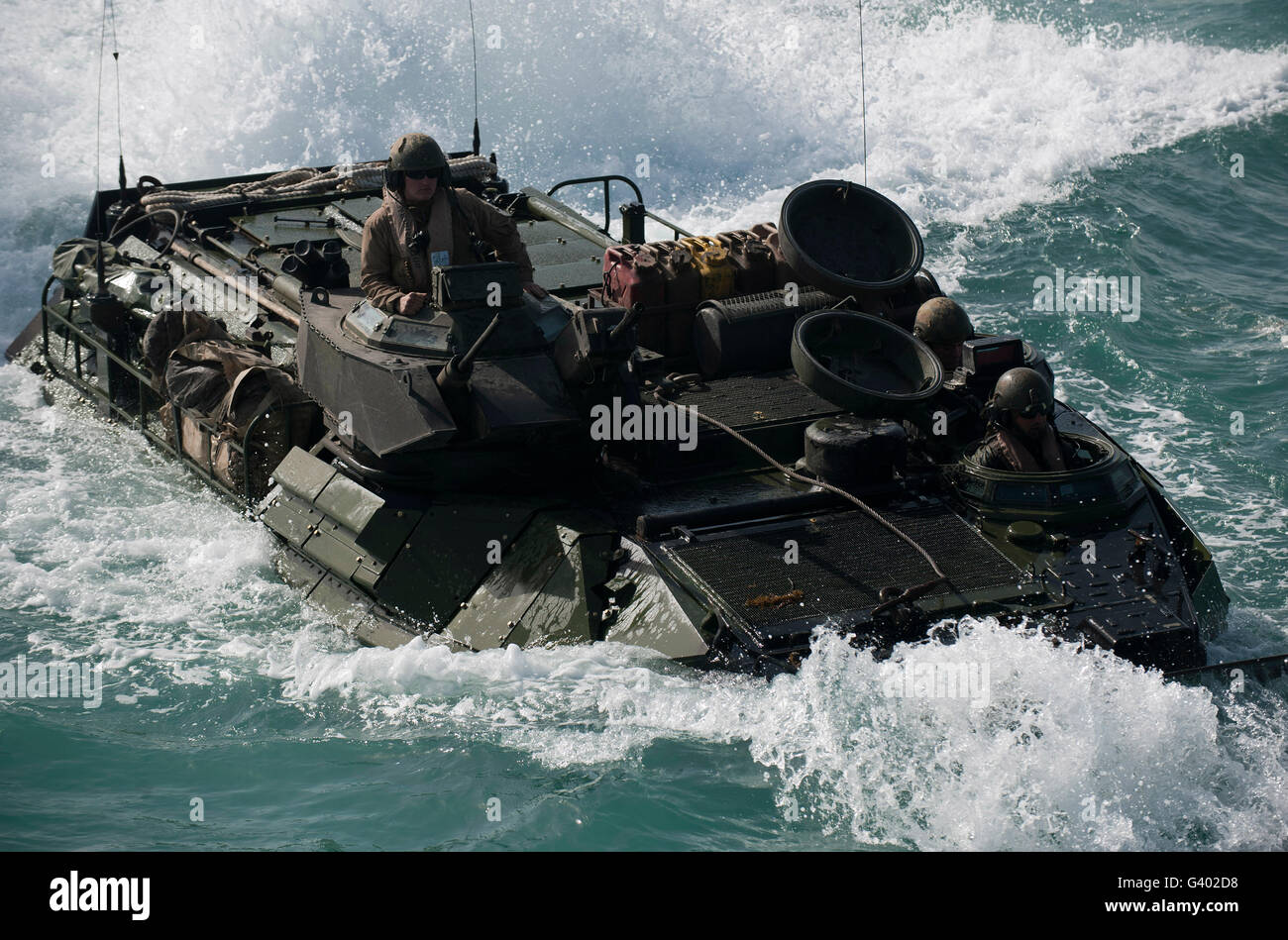 Marines fahren eine amphibische Fahrzeug in gut-Deck der USS New Orleans. Stockfoto