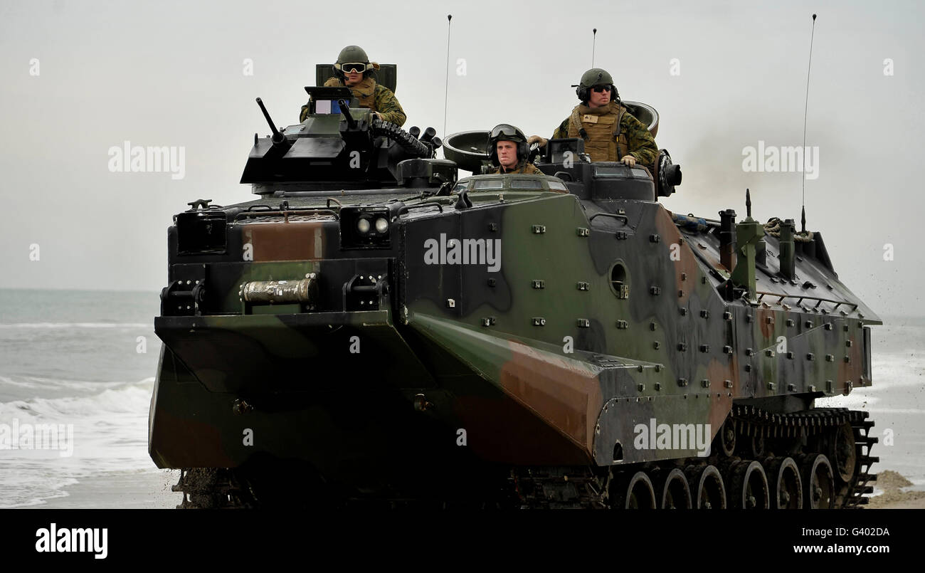 Amphibische Fahrzeuge finden ihren Weg in Richtung Ufer. Stockfoto