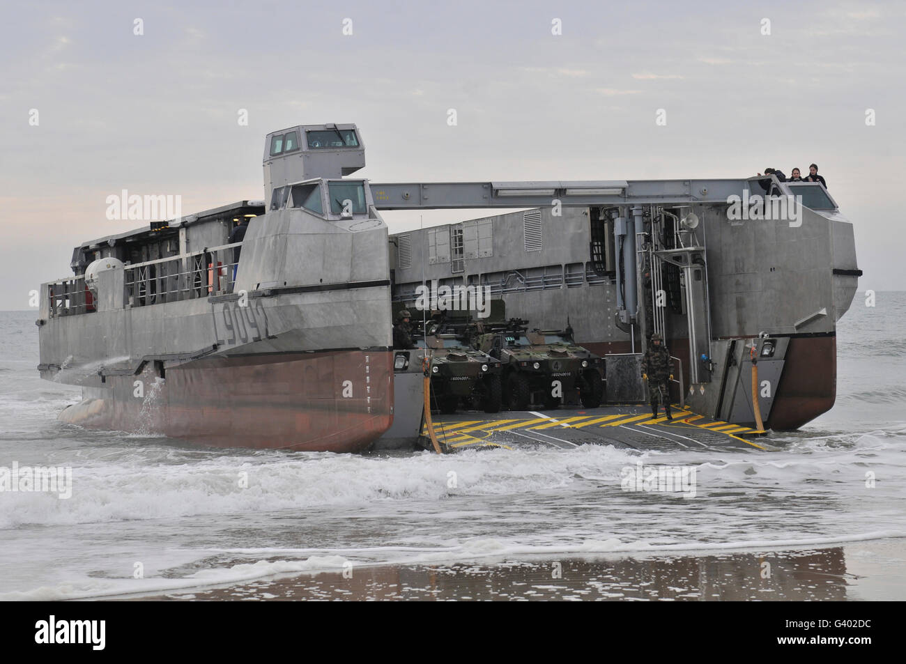 Ein französischer Landungsboot kommt an Land während der Übung Bold Alligator. Stockfoto