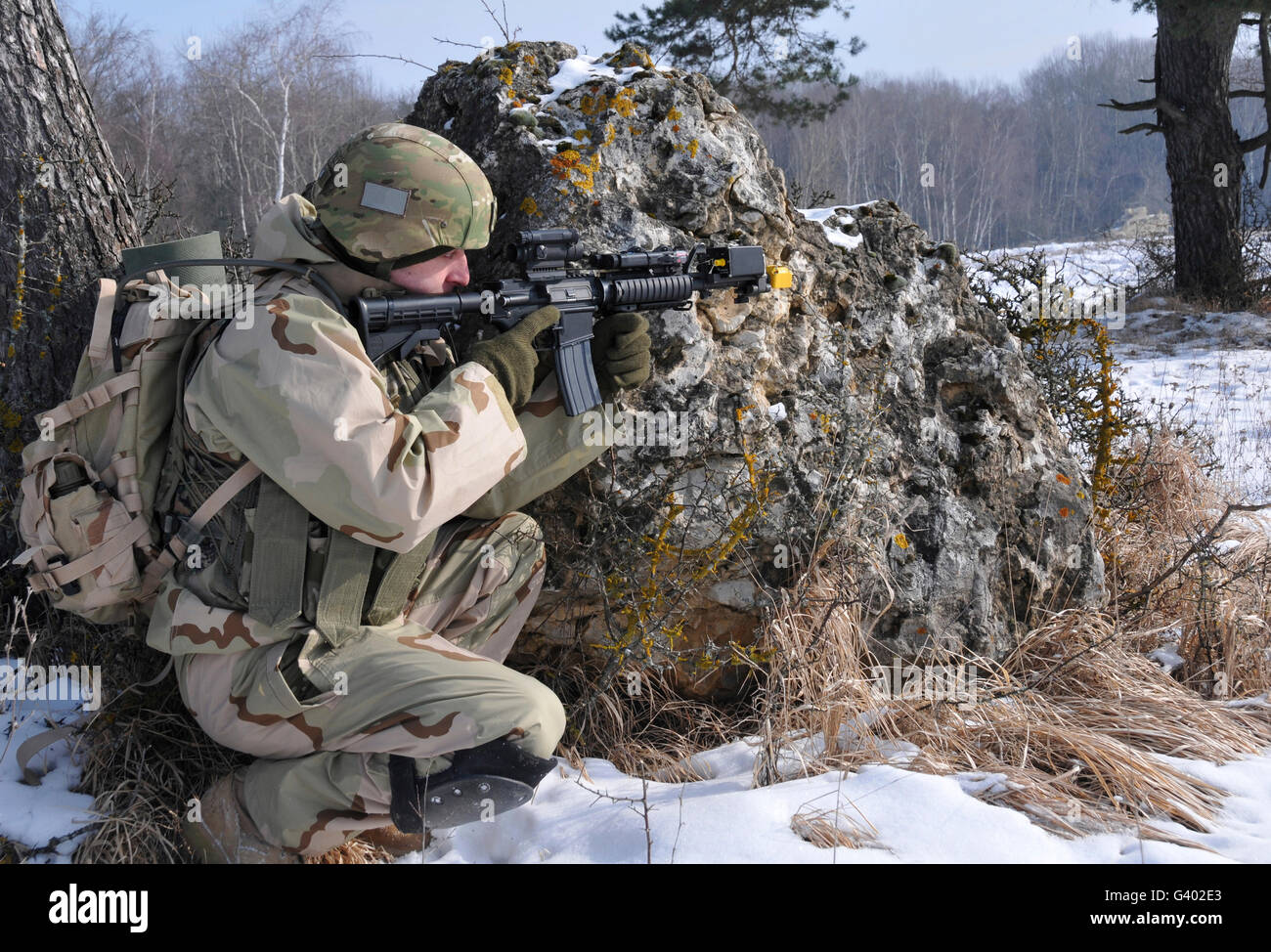 Ein georgischer Soldat bietet Sicherheit in Hohenfels, Deutschland. Stockfoto