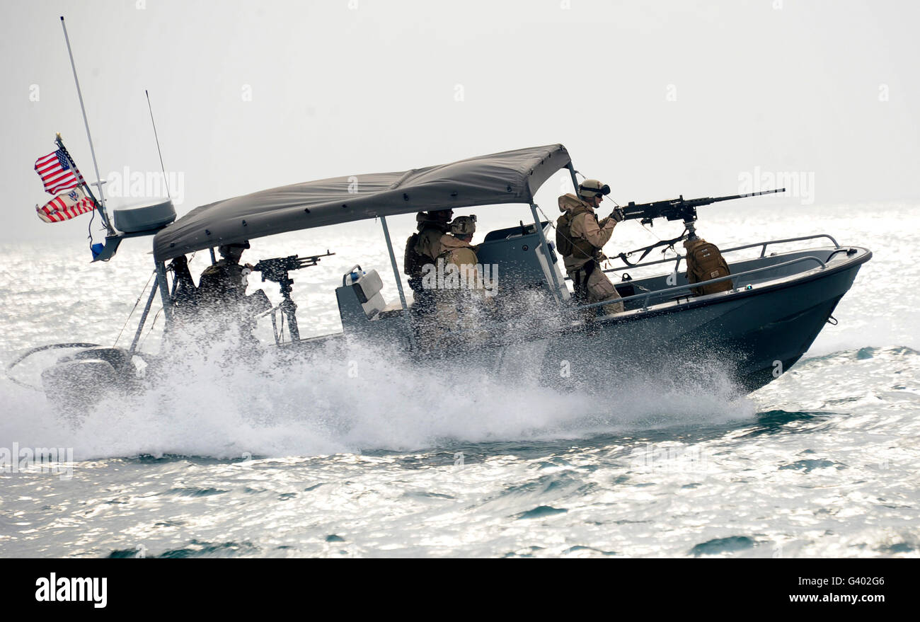 Matrosen patrouillieren Kuwait Marinestützpunkt Hafen. Stockfoto