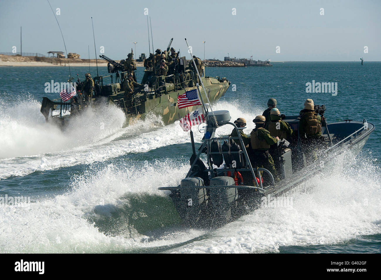 Riverine Befehl und Sicherheit Boote üben Manöver. Stockfoto