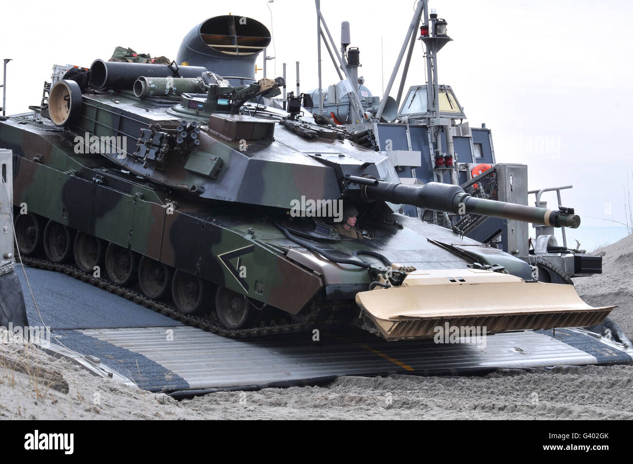 Marines entlasten einen Panzer aus einem Frachtbrief Handwerk Luftpolster. Stockfoto