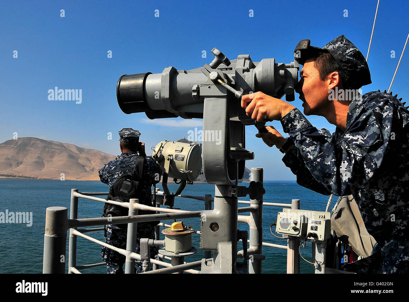 US Navy Segler beobachten die Küste an Bord der USS Bunker Hill. Stockfoto