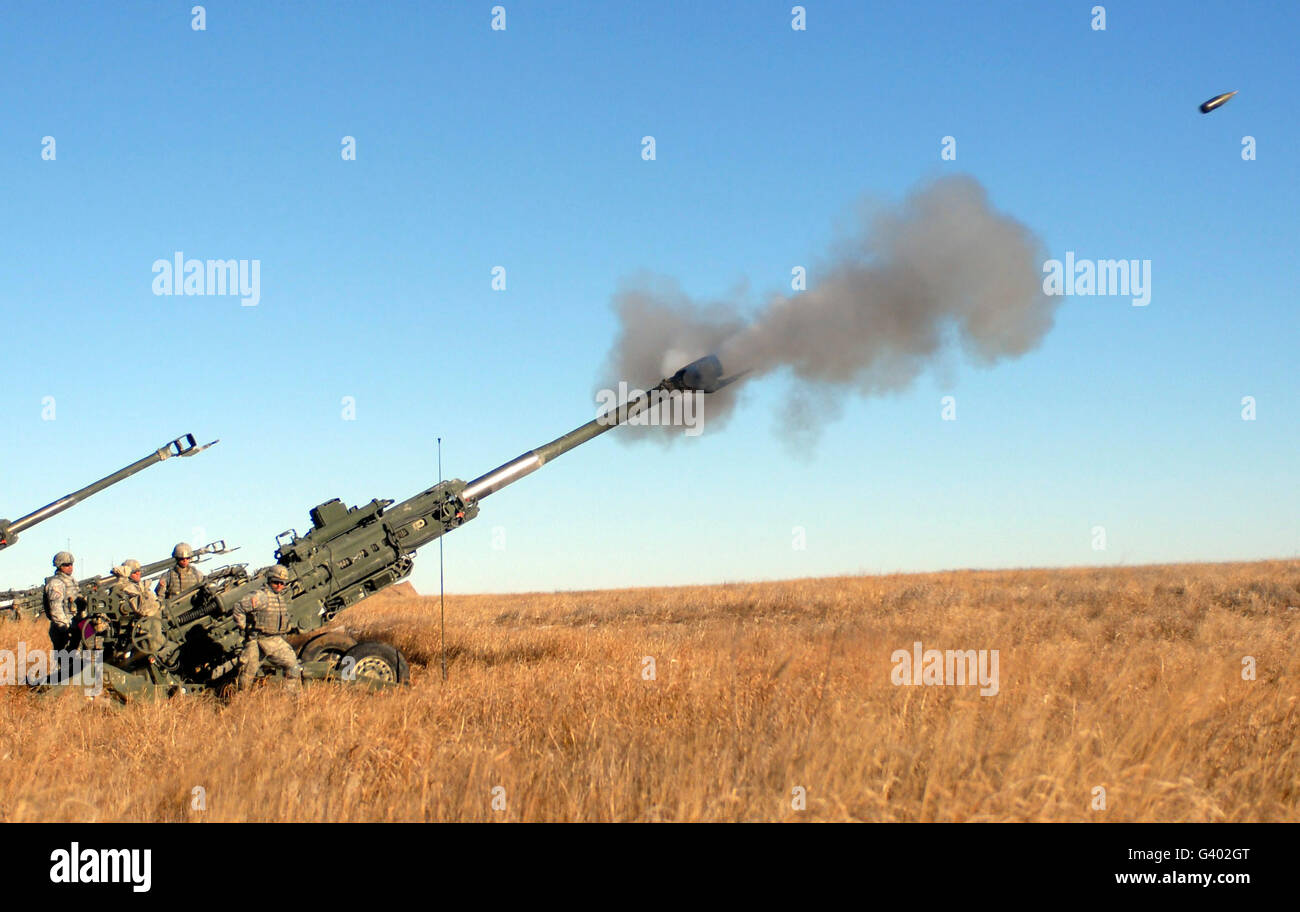 Soldaten feuern eine 155mm leichte Haubitze M777. Stockfoto