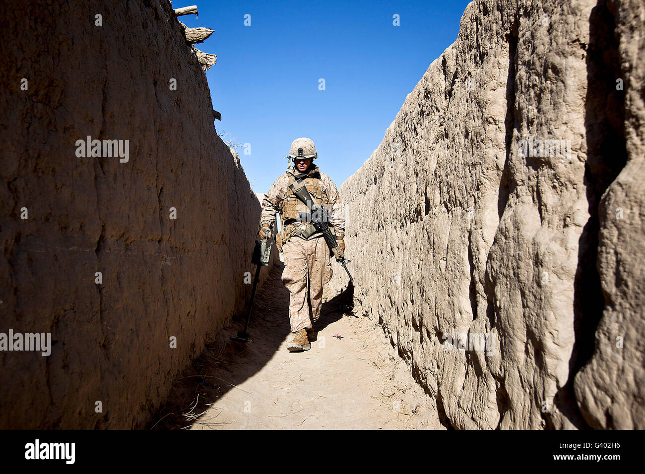 US-Marine fegt eine Gasse während einer Patrouille in Afghanistan. Stockfoto
