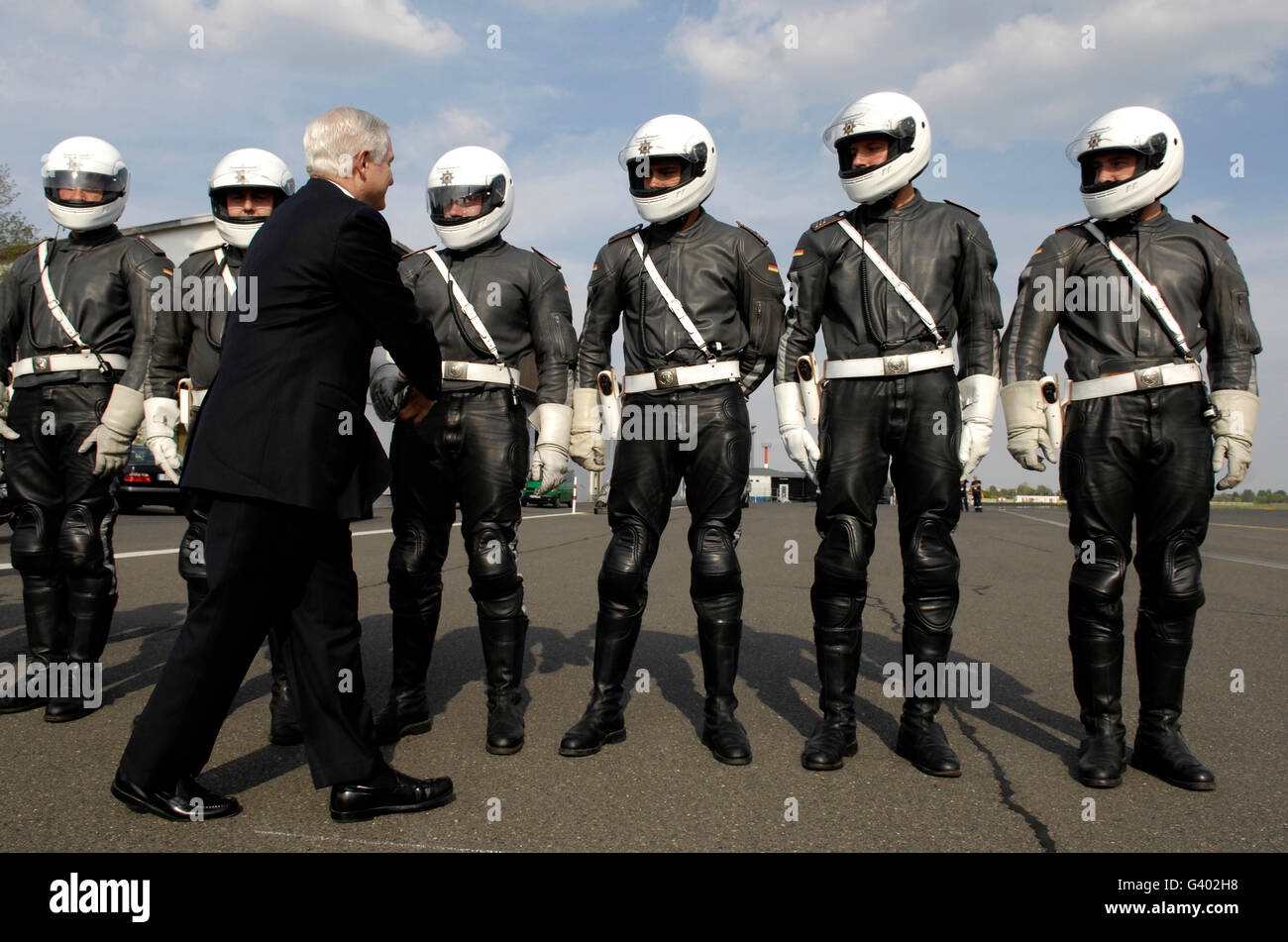 Deutsche Motorrad-Polizei Handschlag mit dem Verteidigungsminister. Stockfoto