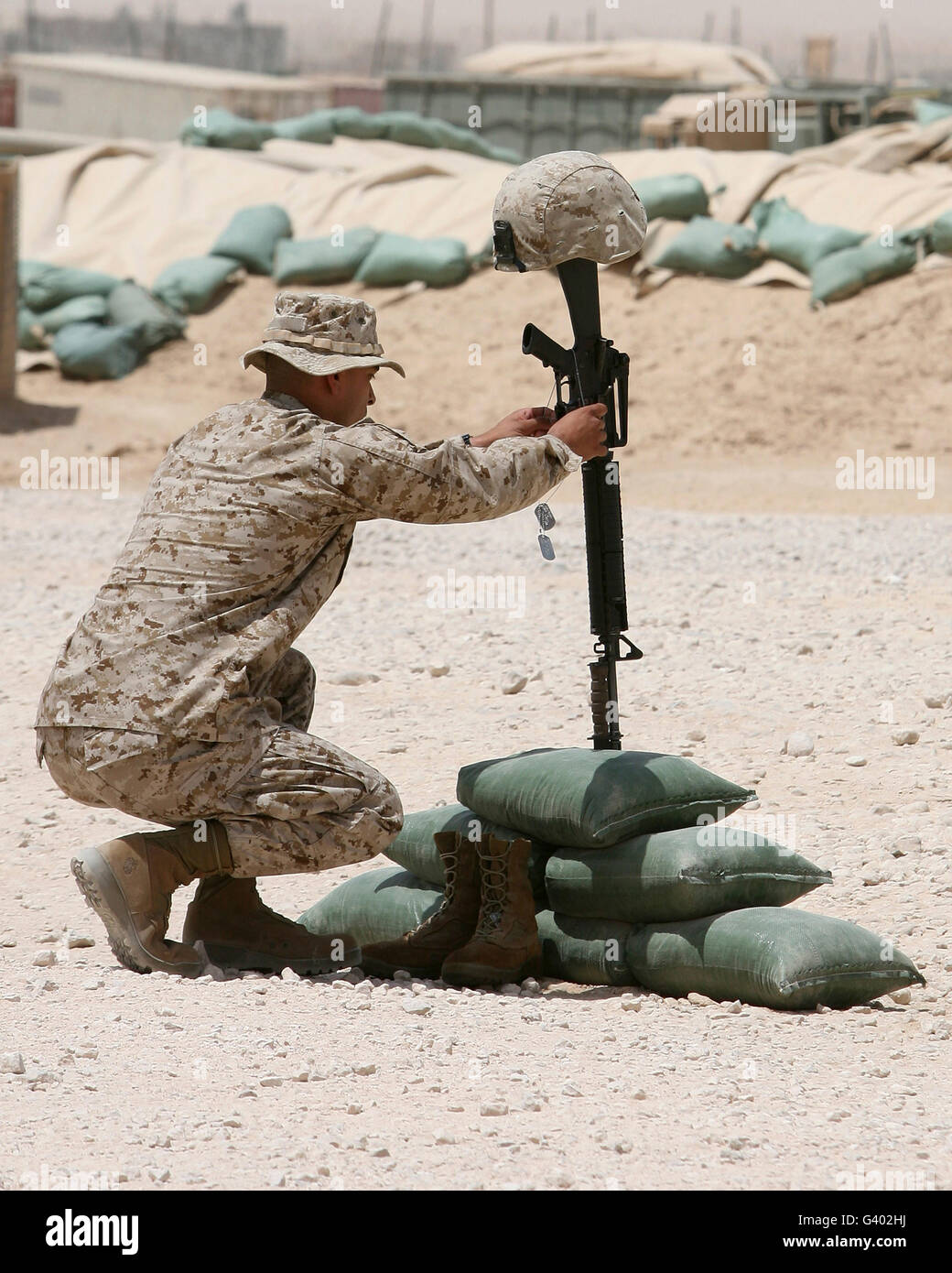 Eine Marine hängt Hundemarke auf dem Gewehr seine gefallenen Kameraden. Stockfoto