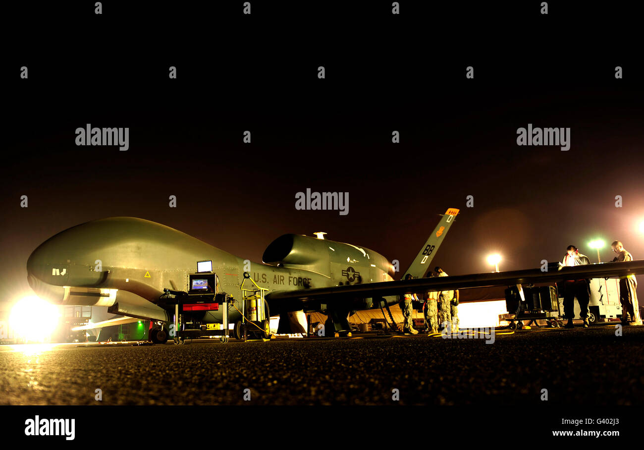 Wartung durchgeführt auf einem RQ-4 Global Hawk unbemannte Flugzeuge. Stockfoto