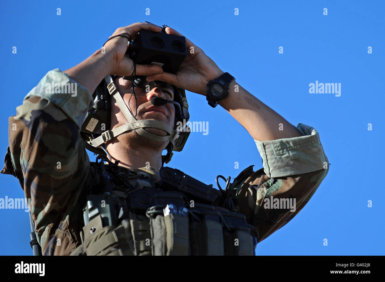 US Special Operations Soldat schaut durch ein Entfernungsmesser. Stockfoto