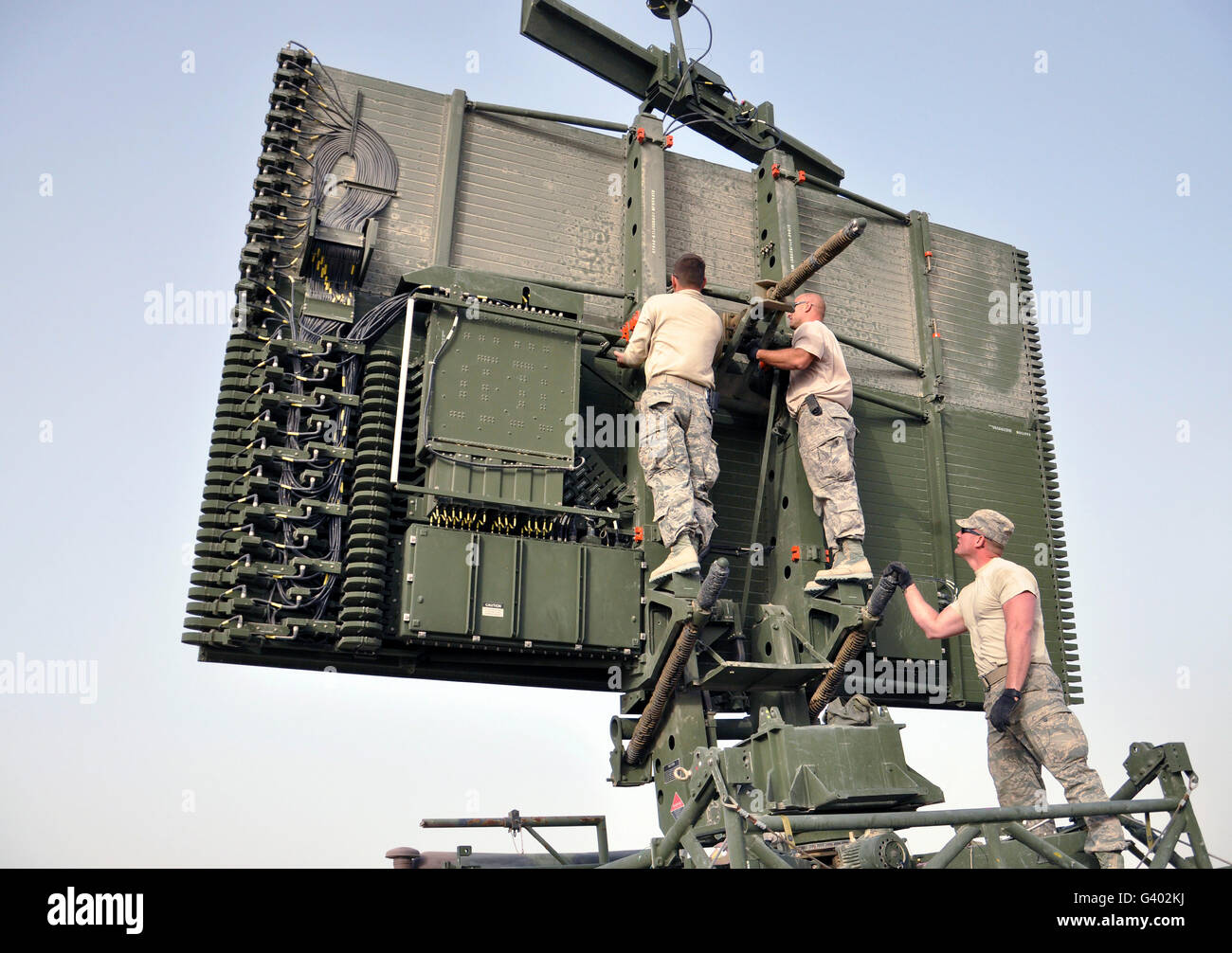 Soldaten richten Sie ein TPS-75-Radar. Stockfoto
