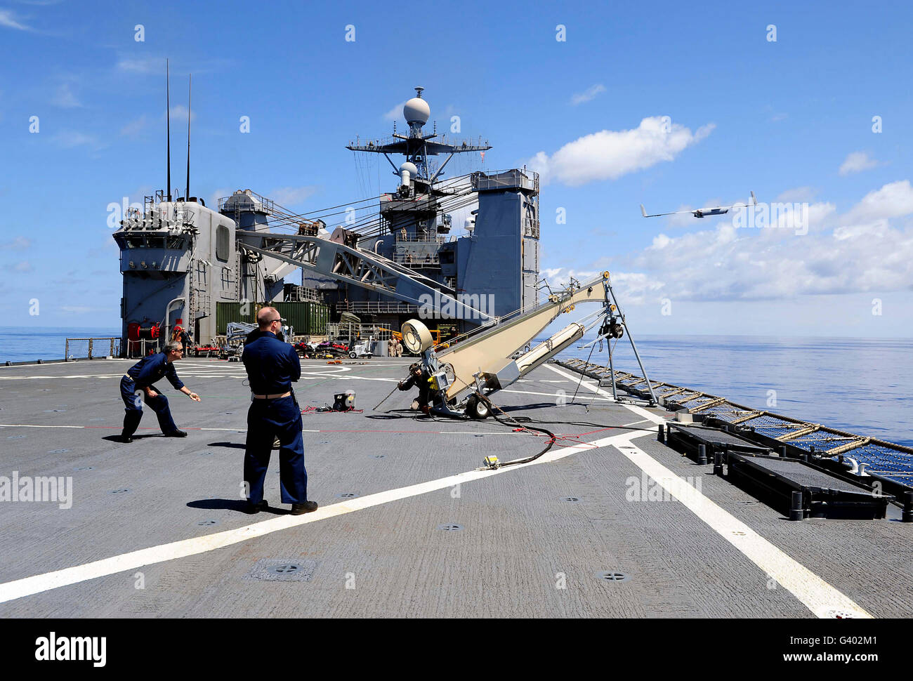 Ein Scan Eagle UAV ist aus dem Flugdeck der USS Gunston Hall ins Leben gerufen. Stockfoto