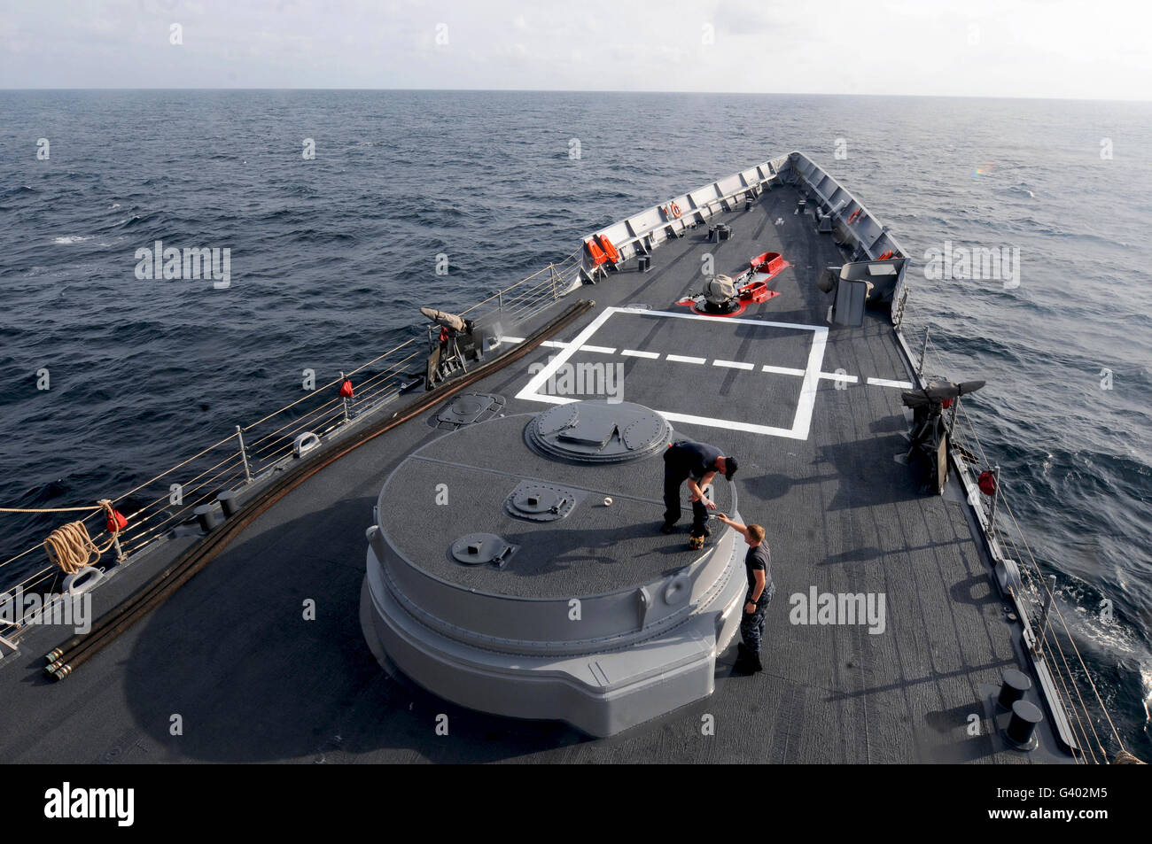 Seeleute auf dem Vorschiff geführte Flugkörper-Fregatte USS Simpson. Stockfoto