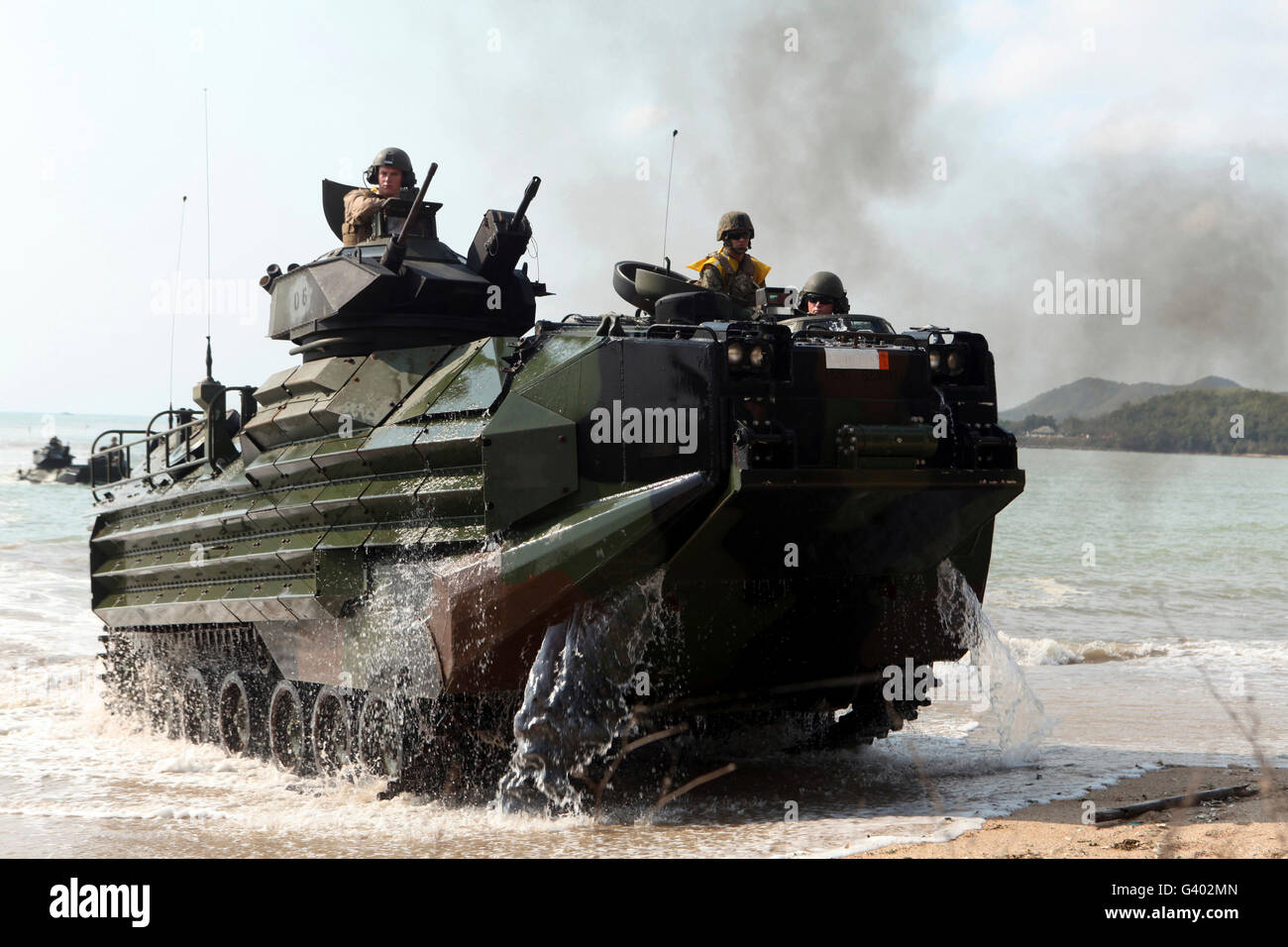 Eine amphibische Fahrzeug trifft am Strand bei einer mechanisierten Razzia. Stockfoto