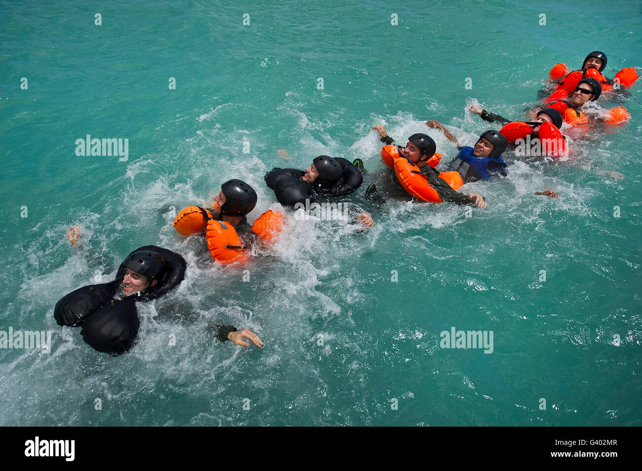 Gruppieren Sie Schwimmtechnik während einer Wasser überleben Auffrischung Klasse. Stockfoto