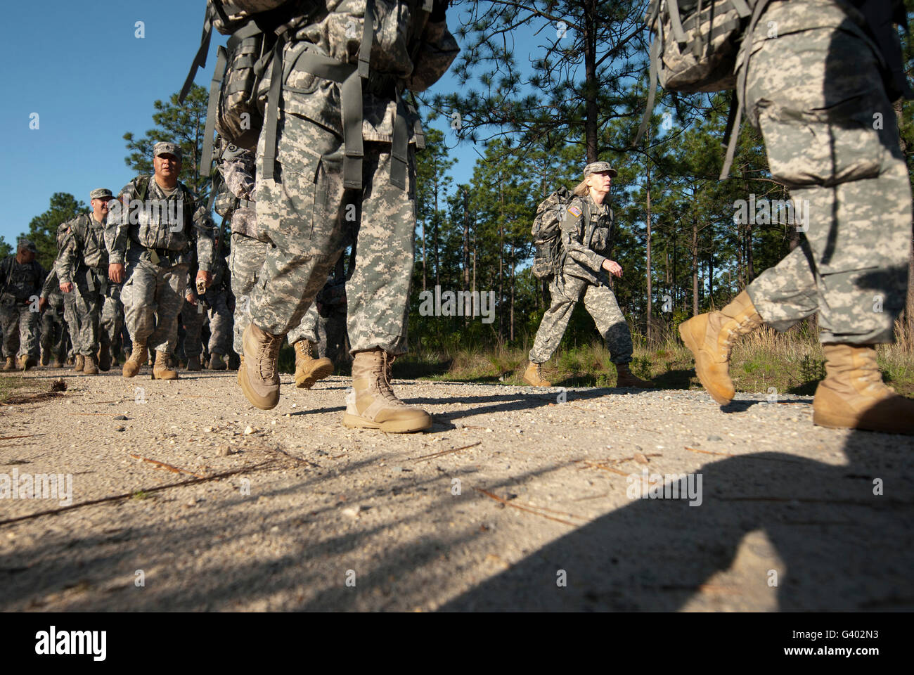 Soldaten führen einen Ruck-Marsch in Fort Bragg, North Carolina. Stockfoto