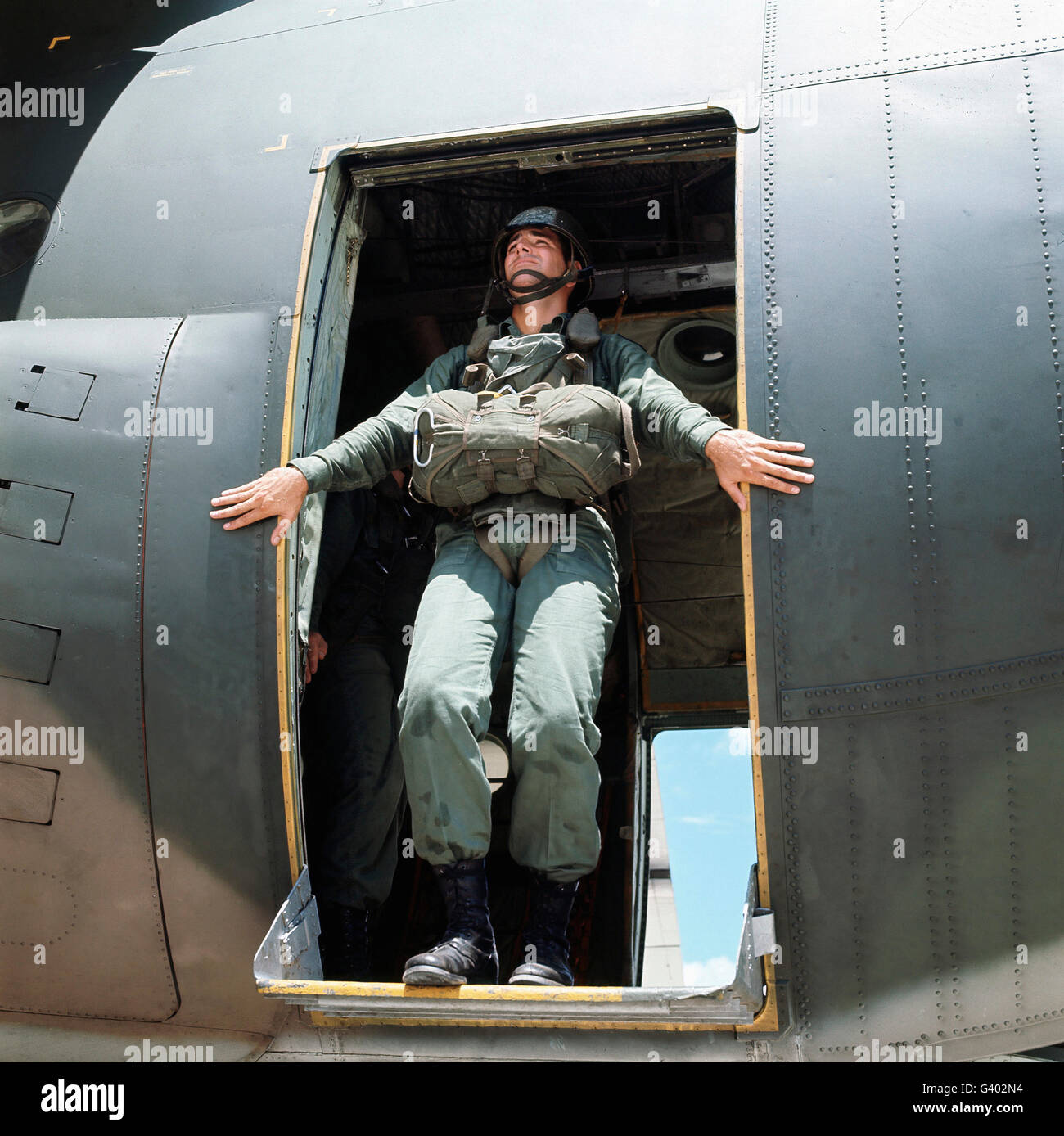 Ein US-Army Ranger bereitet sich mit dem Fallschirm aus einem Flugzeug. Stockfoto