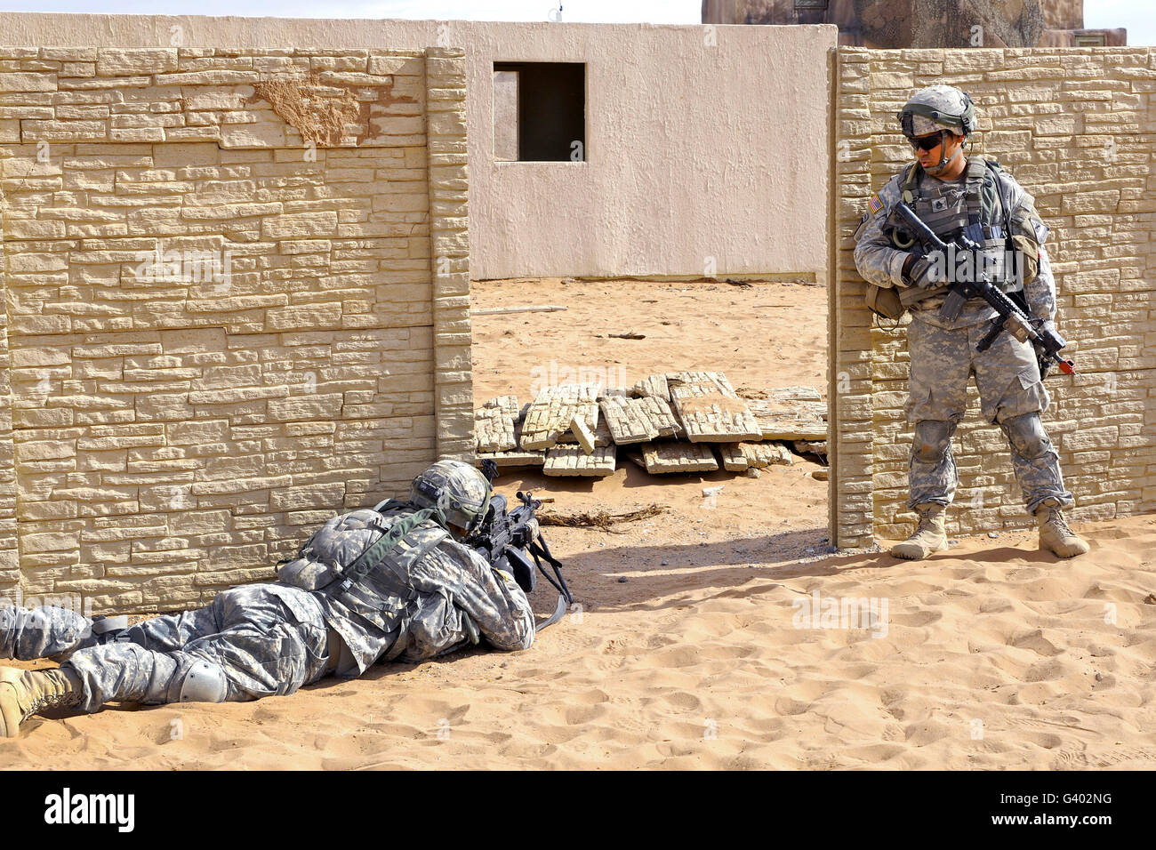 Soldaten ziehen Sicherheit in einem nachgebauten afghanischen Dorf in Fort Bliss, Texas. Stockfoto