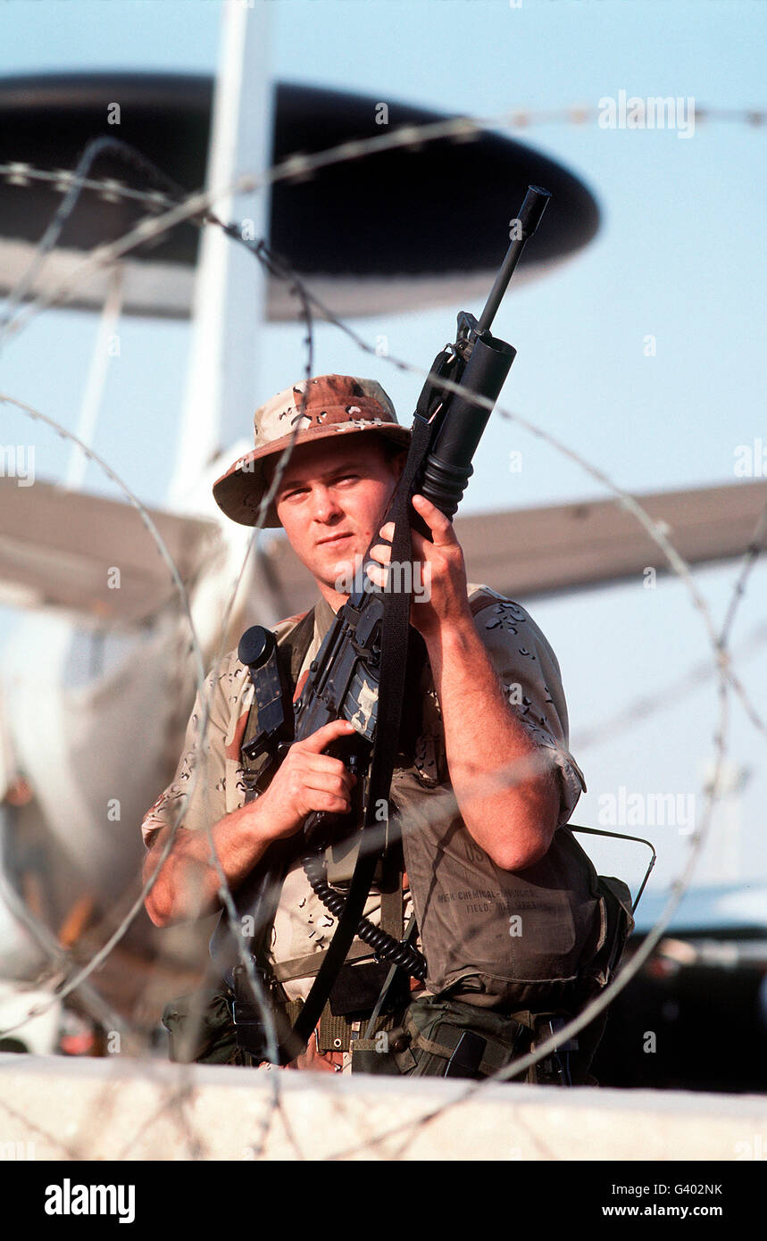 Ein Soldat Beiträge Sicherheit während der Operation Desert Storm. Stockfoto