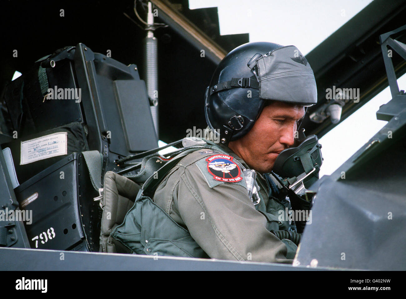 Pilot sitzt im Cockpit einer F-117A Stealth-Fighter. Stockfoto