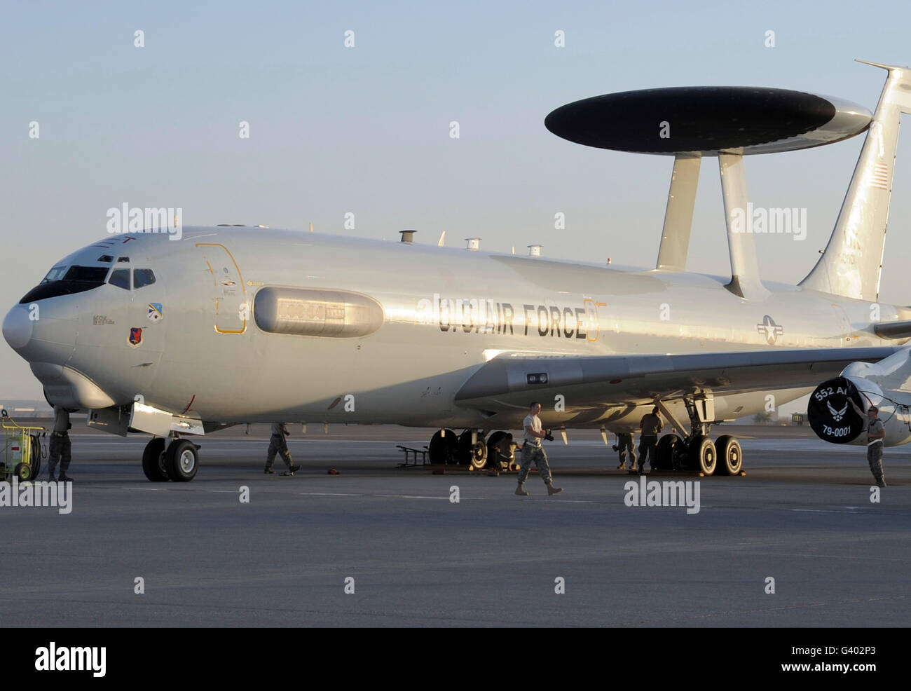 Flieger bereiten ein Flugzeug der US Air Force e-3 Sentry für eine Mission. Stockfoto