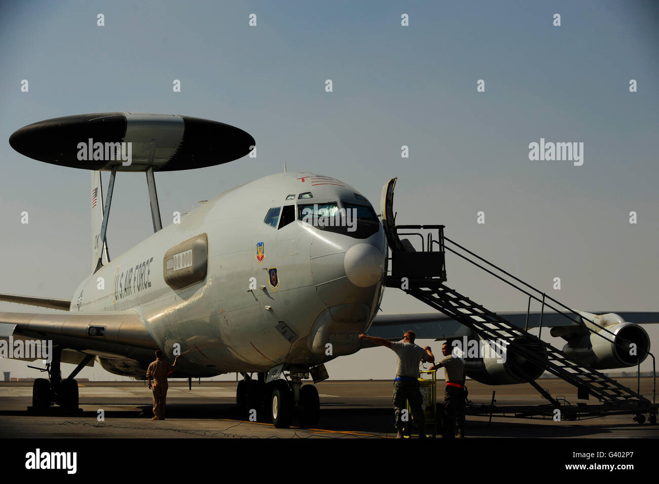 Flieger bereiten ein Flugzeug der US Air Force e-3 Sentry für eine Mission. Stockfoto
