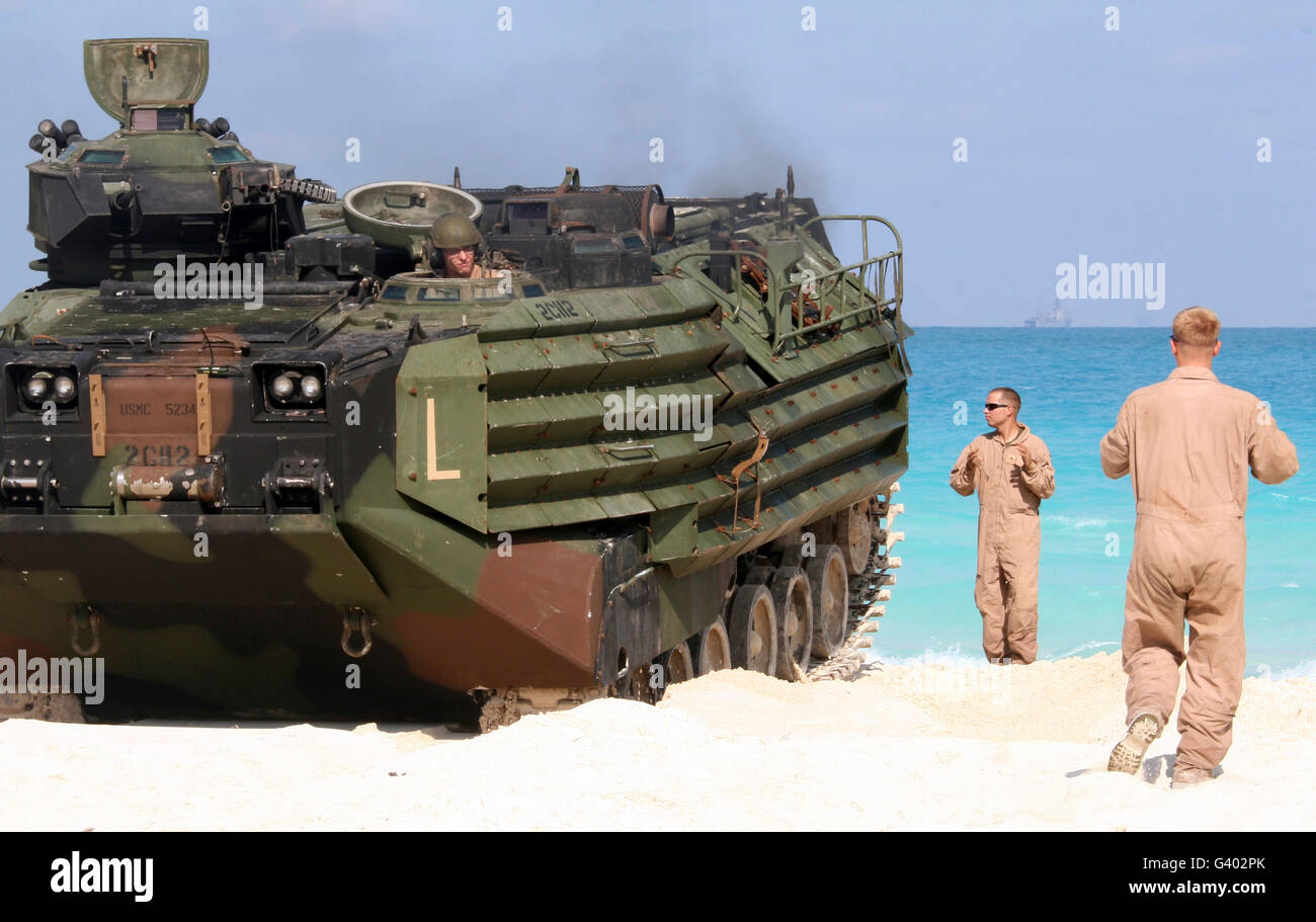 Eine amphibische Fahrzeug orientiert sich ins Wasser. Stockfoto