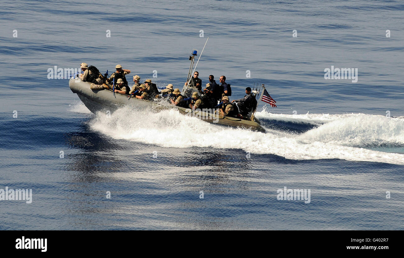Ein Besuch, Board, Durchsuchung und Beschlagnahme Team in einem Festrumpf Schlauchboot. Stockfoto