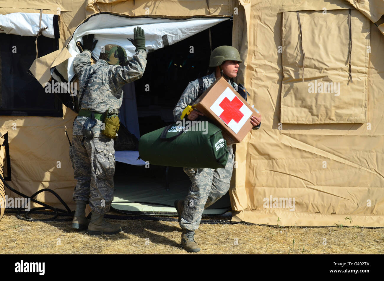 US Air Force Soldaten beendet eine medizinische Einrichtung mit Zubehör. Stockfoto