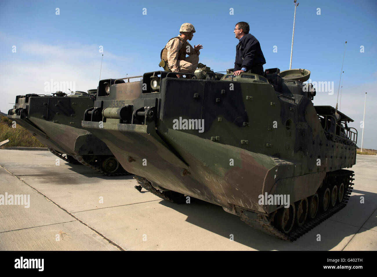 Deputy Secretary Of Defense spricht mit einer US-Marine auf der ein gepanzertes Fahrzeug. Stockfoto