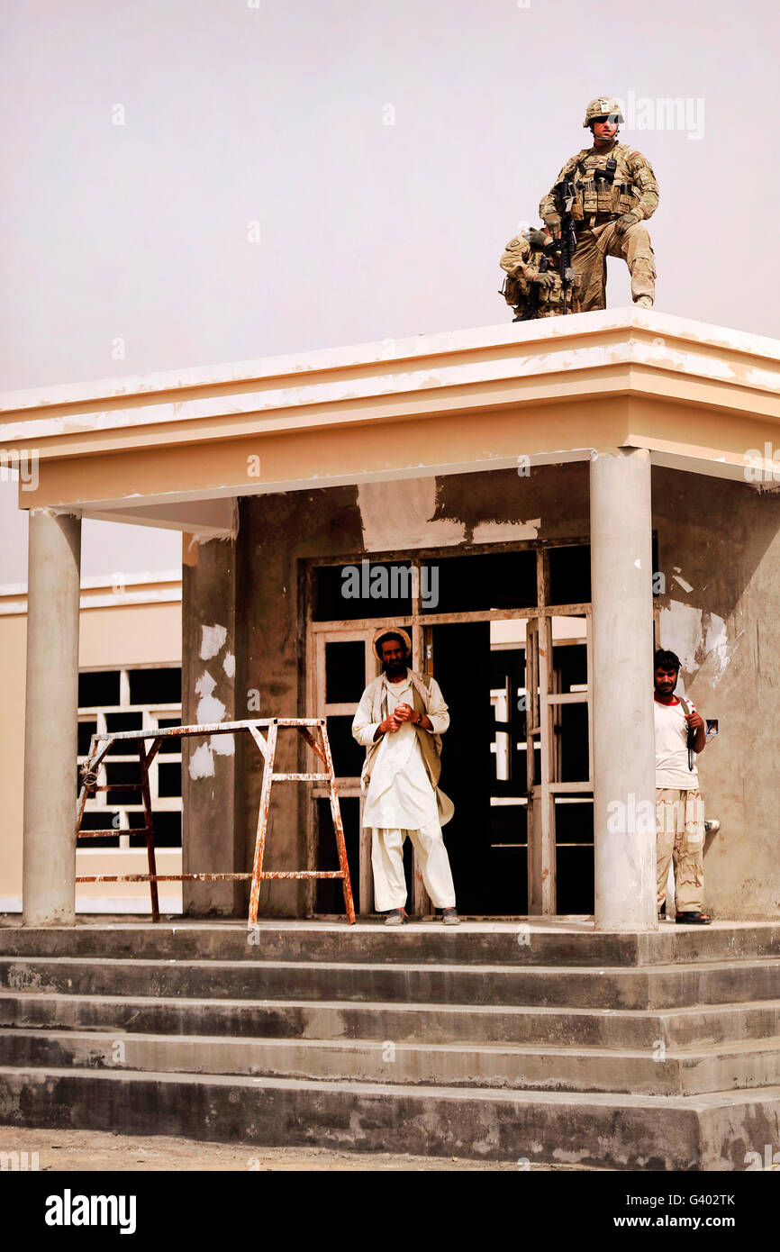 Alaska National Guard schützt vom Dach der Sanjaray Klinik. Stockfoto