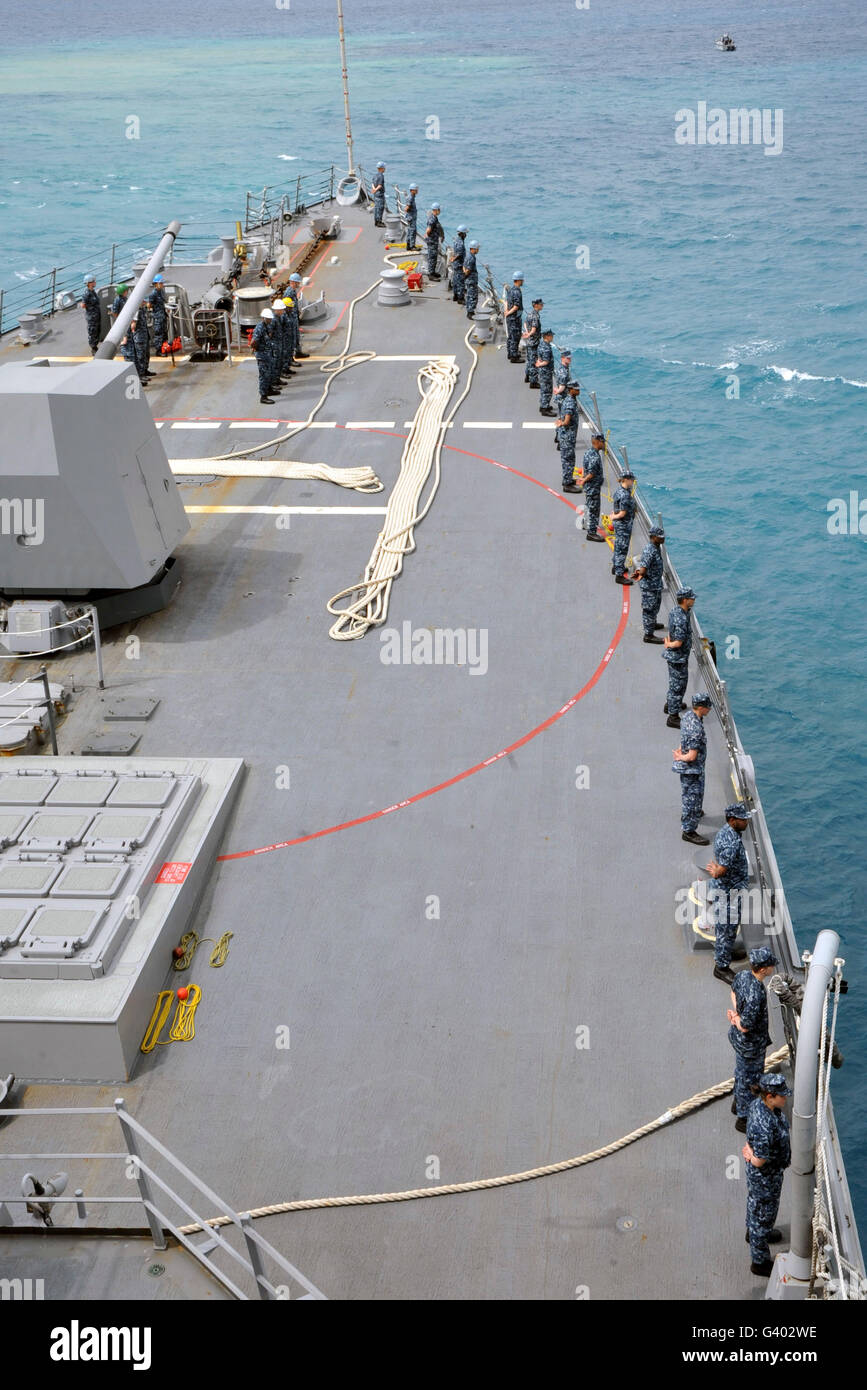 Matrosen Mann die Schienen auf USS McCampbell. Stockfoto