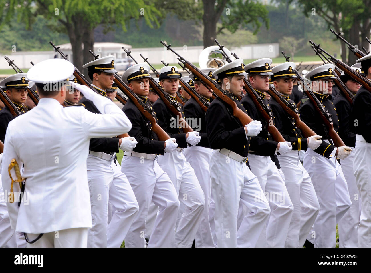 Admiral salutiert Midshipmen marschieren vorbei an der Parade 2012 Farbe. Stockfoto