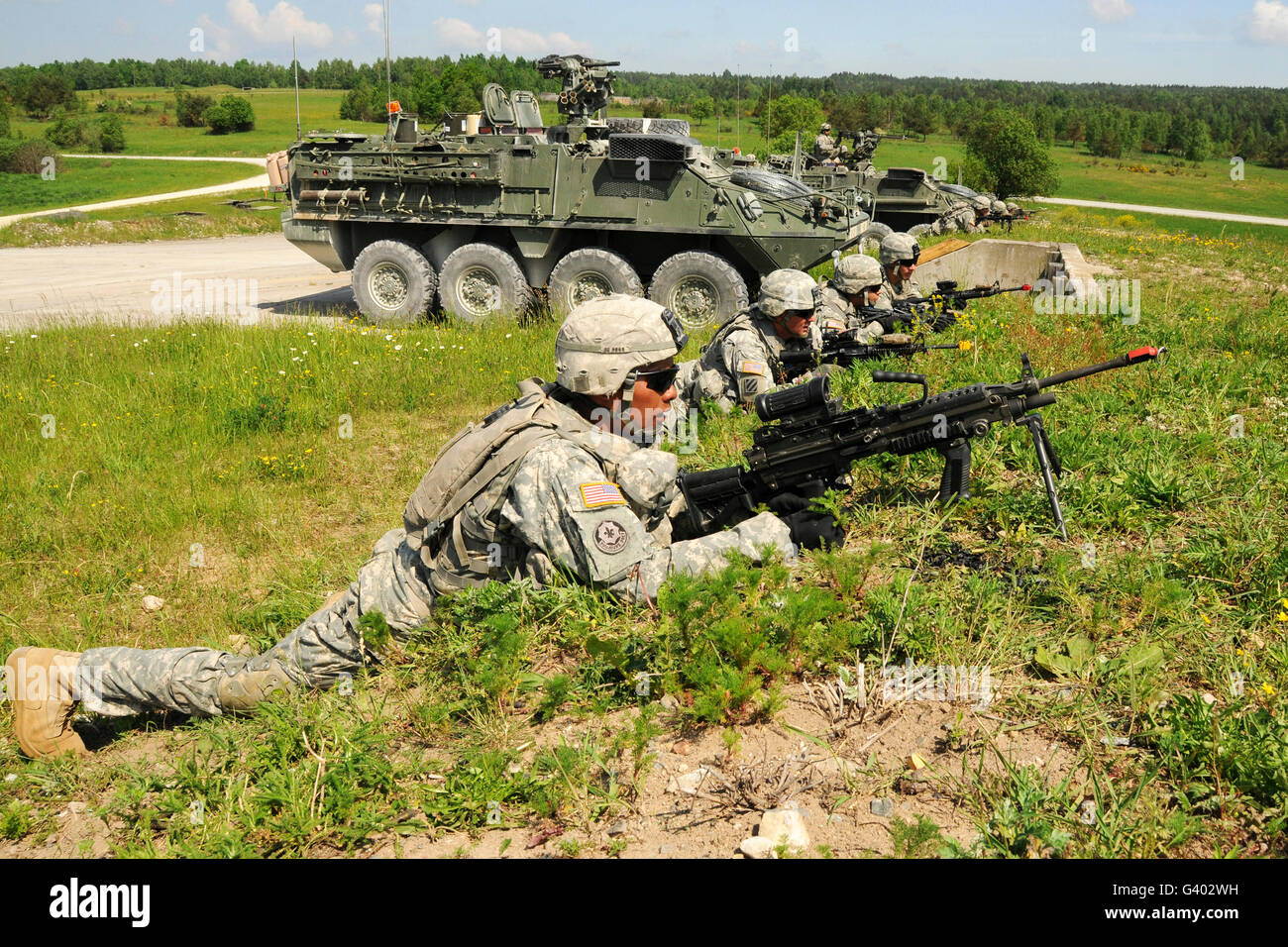 US-Soldaten ziehen in Feuerstellungen im Truppenübungsplatz Grafenwöhr. Stockfoto
