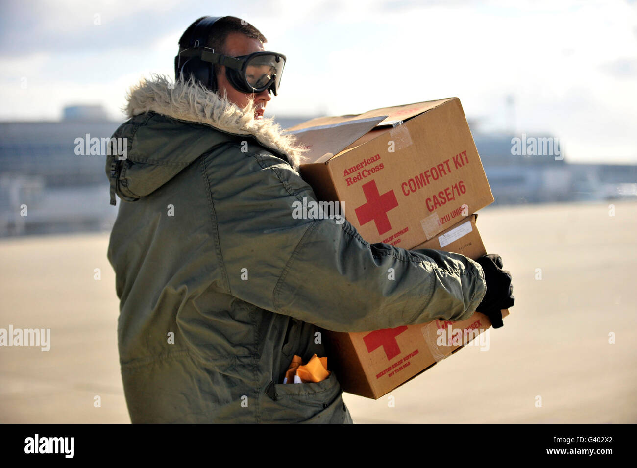 US Air Force Airman trägt amerikanische Rote Kreuz versorgt. Stockfoto