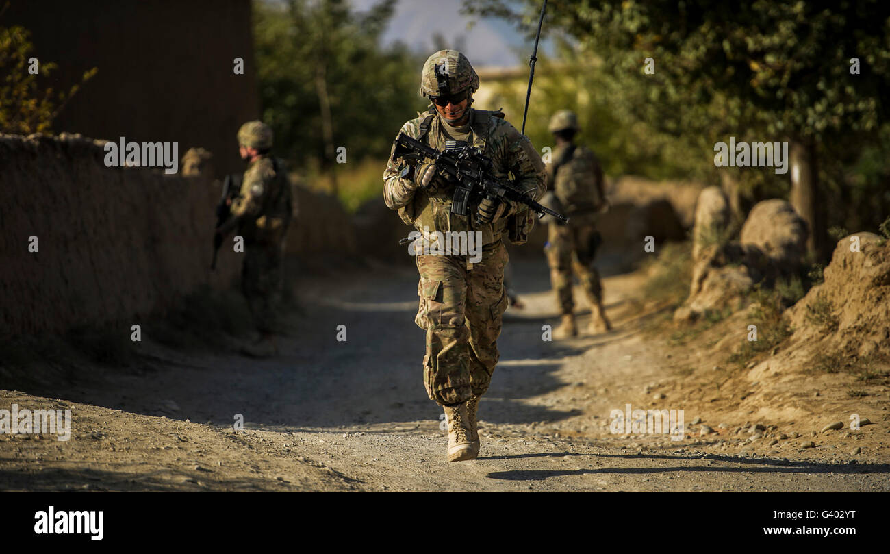 US Air Force Personal-Sergeant macht seinen Weg zu einem lokalen Dorf in Afghanistan. Stockfoto