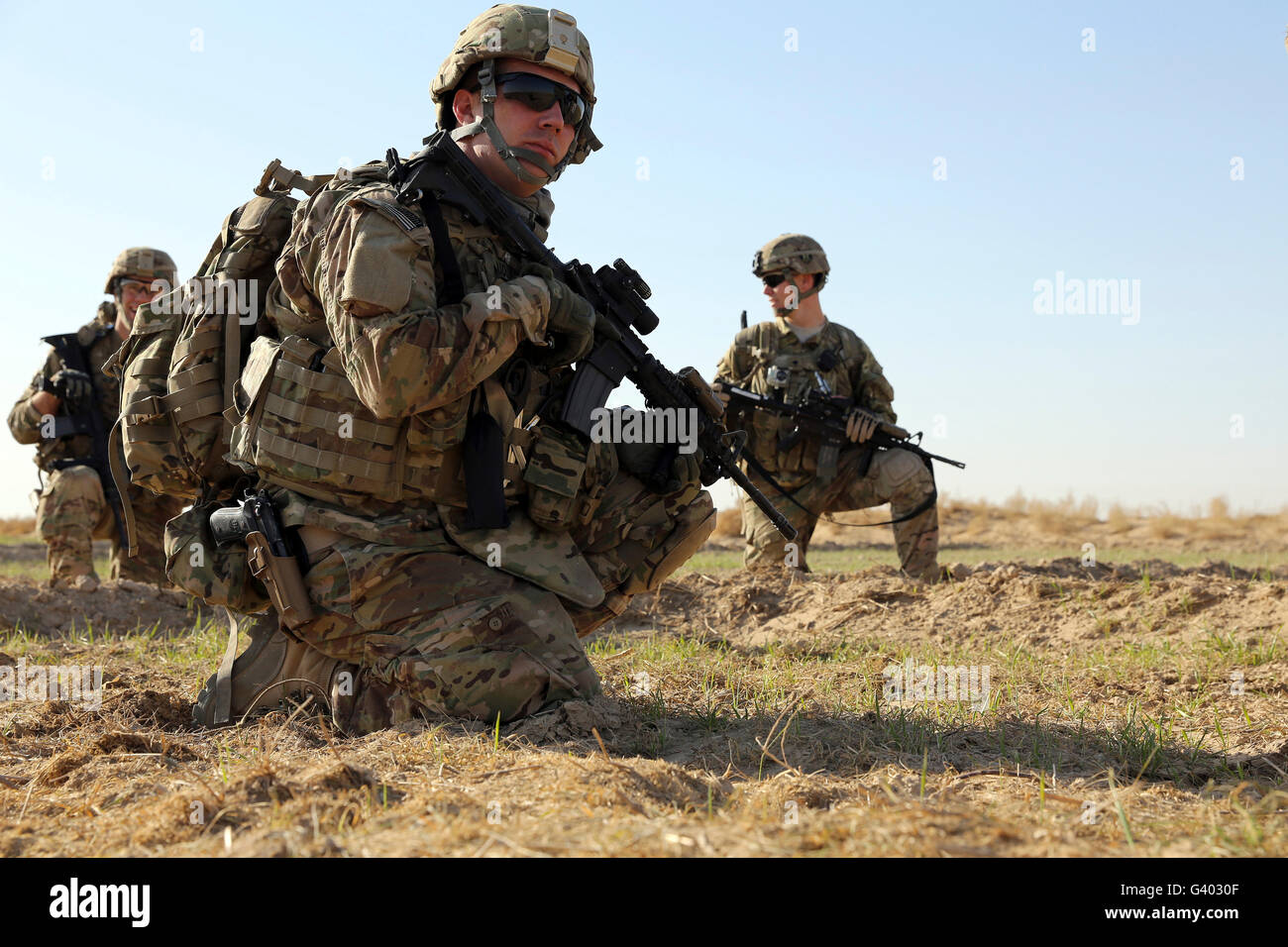 Petty Officer nimmt sich eine Auszeit mit anderen Teammitgliedern. Stockfoto