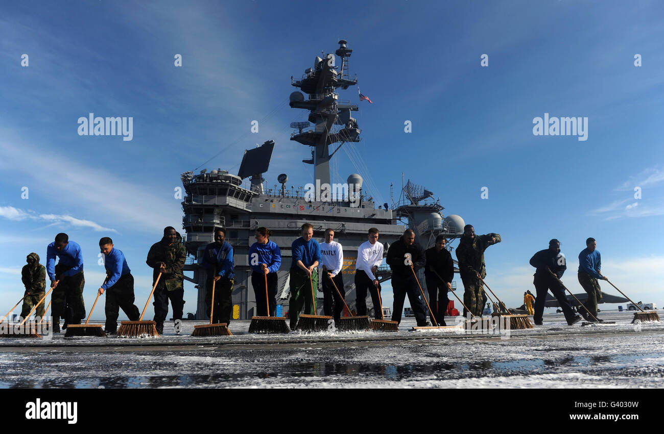 Segler beteiligen sich an einem Kampf Deck schrubben Übung an Bord der USS Carl Vinson. Stockfoto