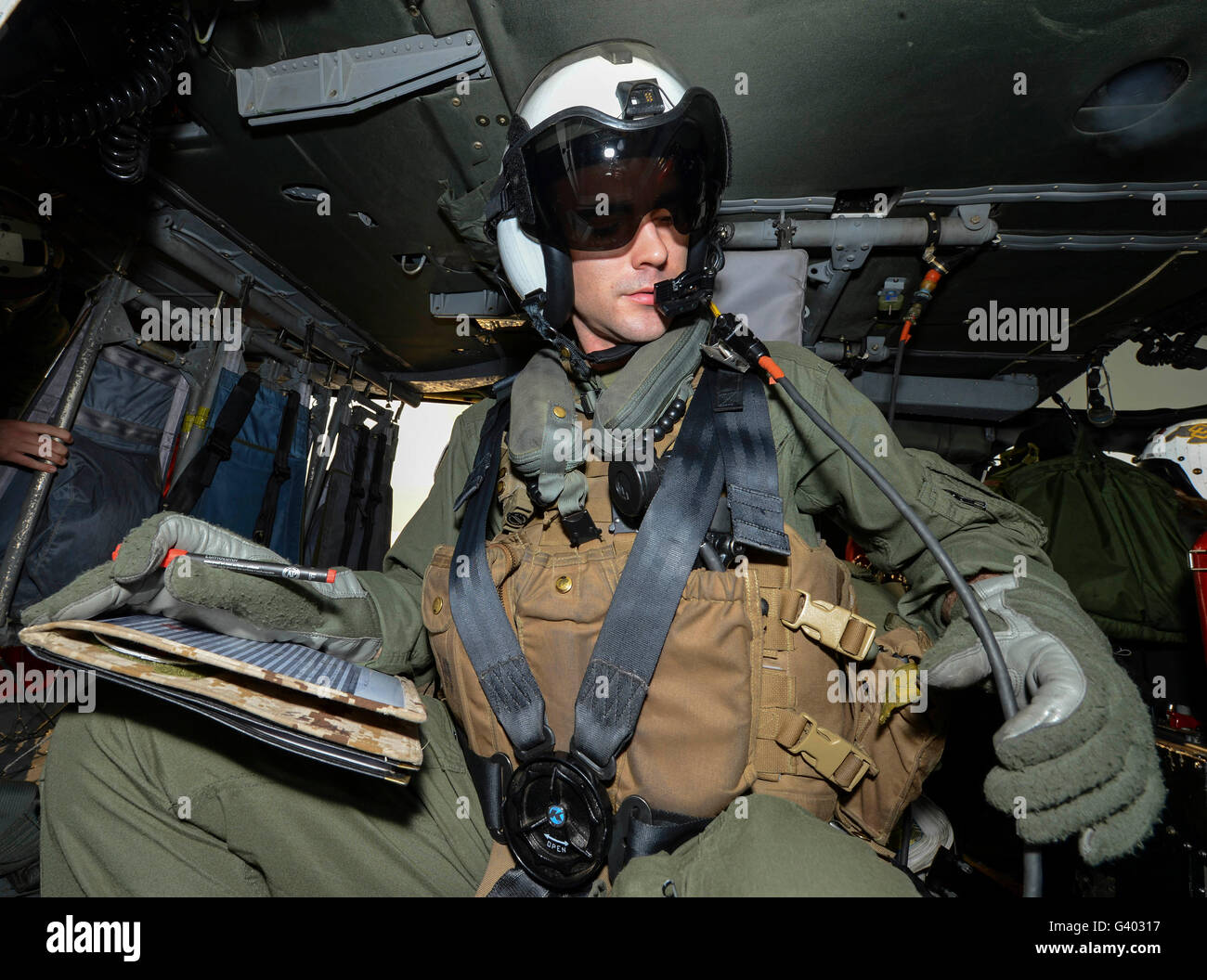 Naval Air Besatzungsmitglieder führt Preflight-Prüfungen auf ein MH-60 s Sea Hawk. Stockfoto